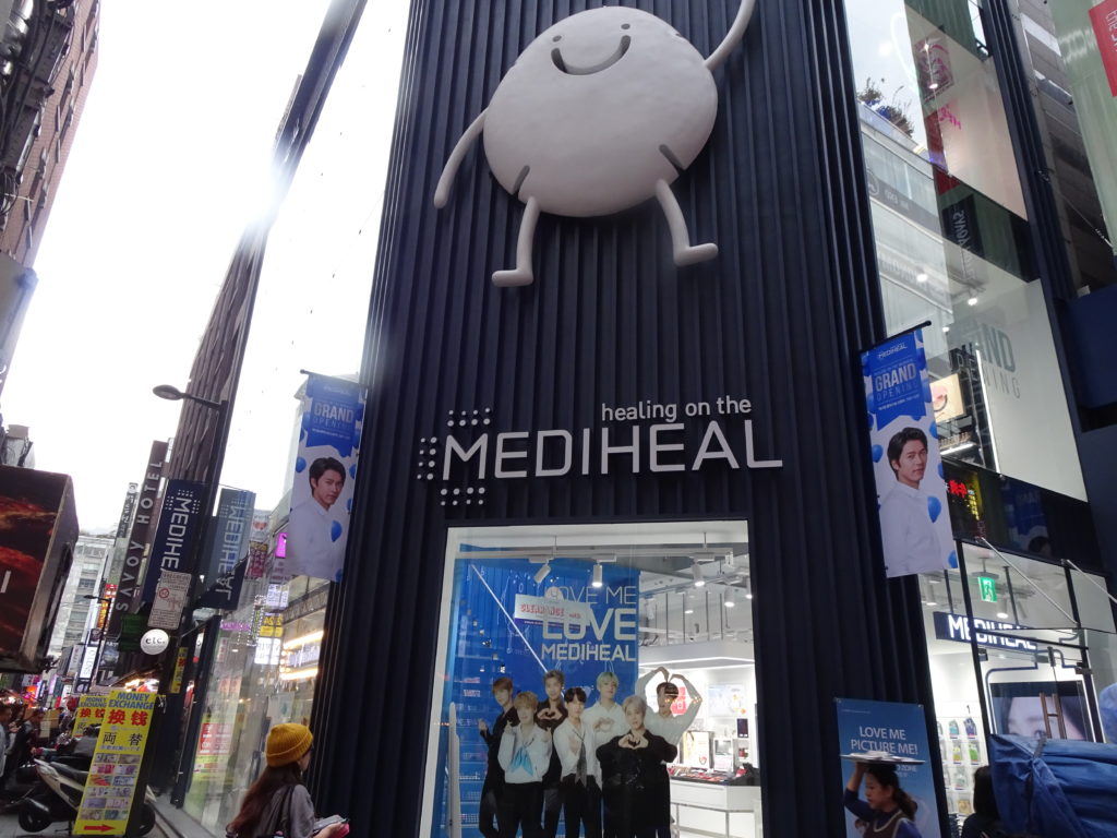 明洞の繁華街の中に新しくオープンした美容マスク専門のMEDIHEAL直営店。BTSのファンにはたまらないフォトフロアもあります
