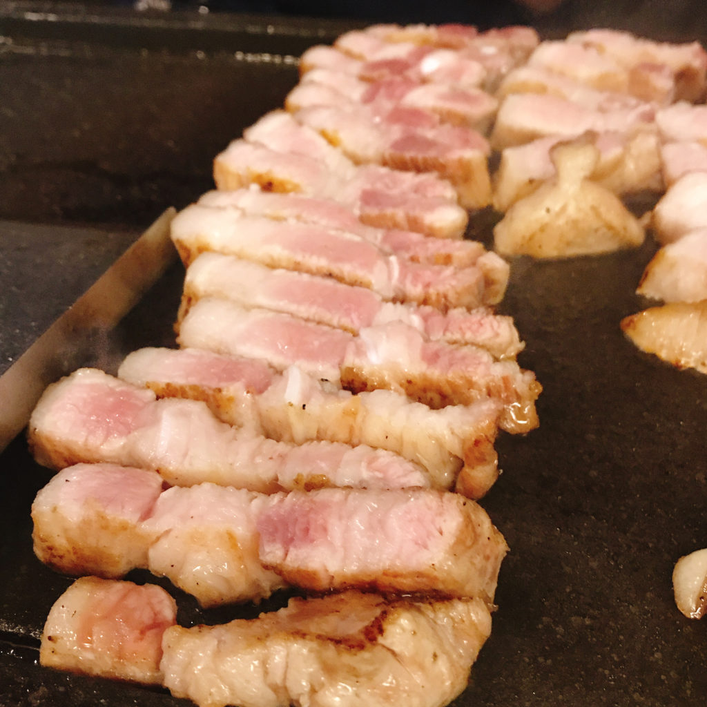 炭火チョボルグイされた韓豚（ハンドン）は適度な甘さがあり柔らかくて美味しい