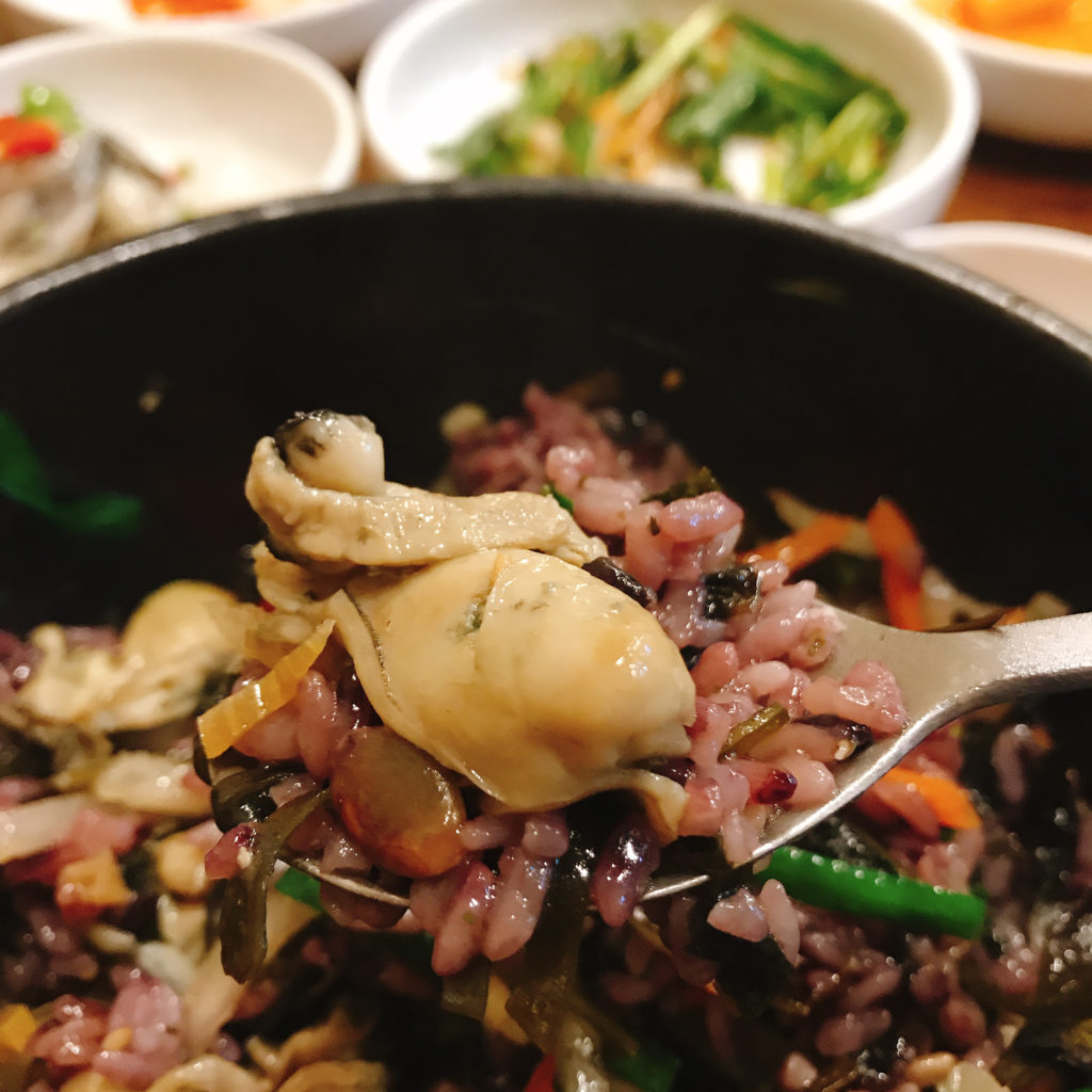 牡蠣のビビンバは雑穀米で日本では食べられない美味しさ